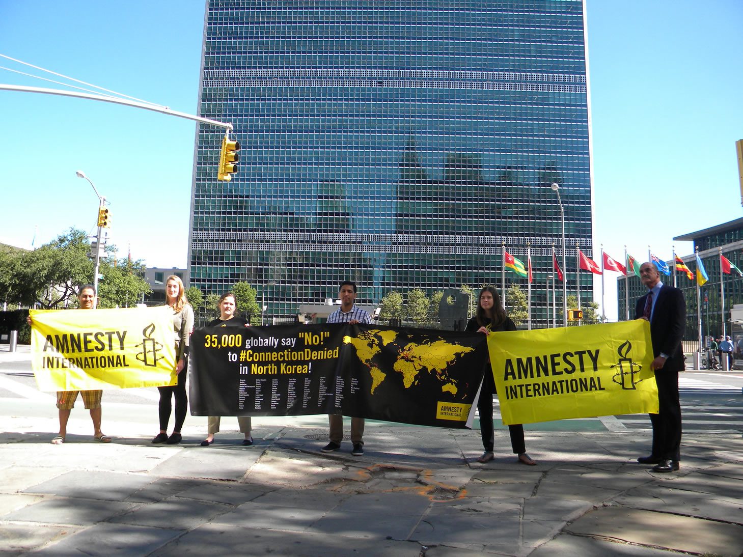 国际特赦组织美国分会的支持者在2016年9月于联合国总部前为朝鲜民众争取与外界联系的机会 © Amnesty International USA 