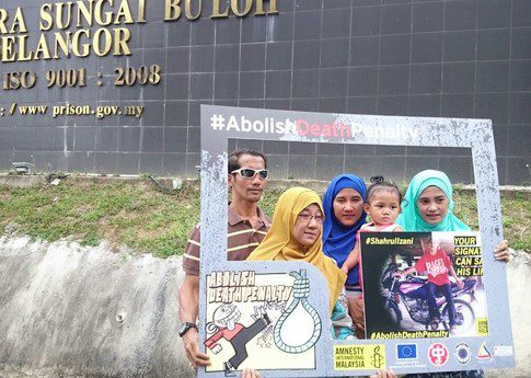 Shahrul Izani’s family outside the Sungai Buloh Prison on 11 October 2016 calling for the abolition of death penalty in Malaysia for the over 1,000 inmates currently on death row.