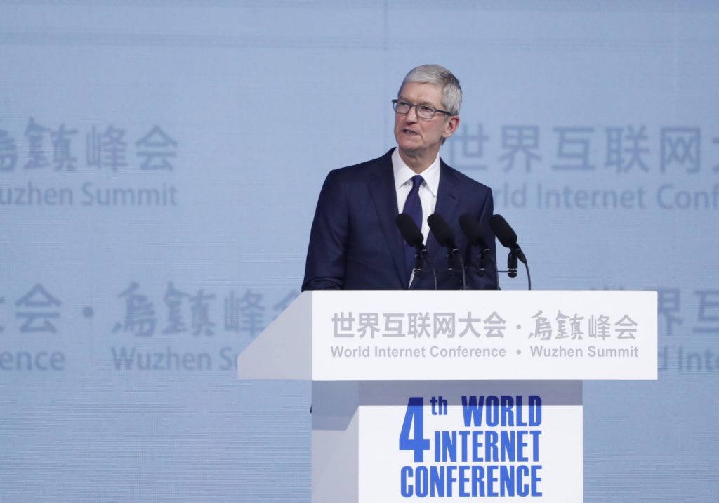 苹果首席执行官蒂姆·库克 于2017年12月出席中国乌镇的第四届世界互联网大会。 (© Du Yang/China News Service/VCG via Getty Images)
